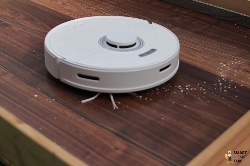 Der Roborock Q7 Max Plus reinigt einen Laminatboden